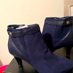 Brand New Size 9  Navy Blue Karen Scott Suede Booties